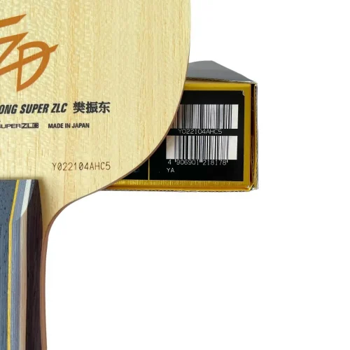 Cận cảnh số seri trùng khớp với hộp cốt vợt bóng bàn Fan Zhendong Super ZLC